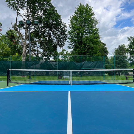 Quels équipements annexes prévoir lors d’une construction court de tennis terre battue à Paris ?