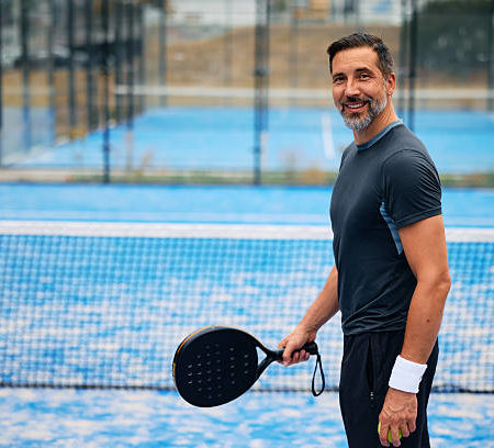 Quelle orientation choisir pour installer un terrain de pickleball en extérieur et limiter la gêne liée au soleil ?