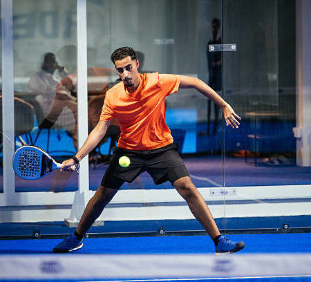 Quel type de fondations garantit la stabilité d&rsquo;une construction court de pickleball ?