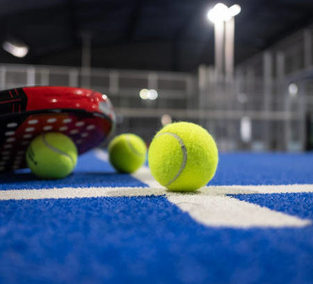 Quelles précautions une entreprise construction terrain de tennis prend-elle pour éviter les fissures et les affaissements après les travaux ?